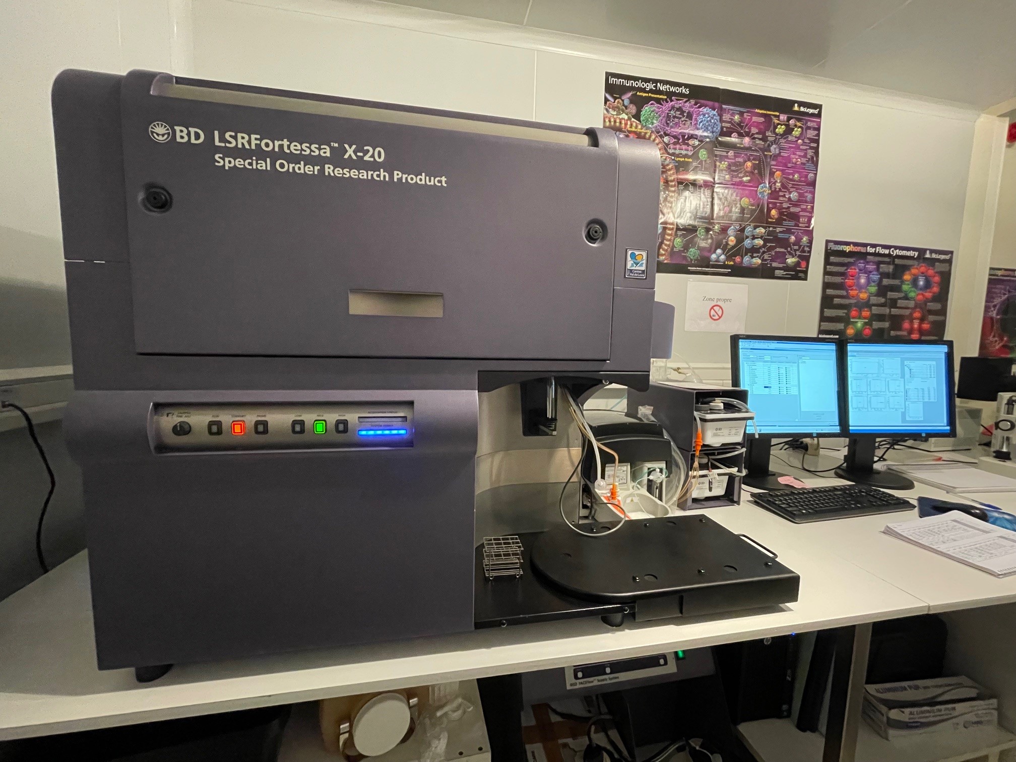 Cytomètre analyseur de cellules BD LSR Fortessa X20